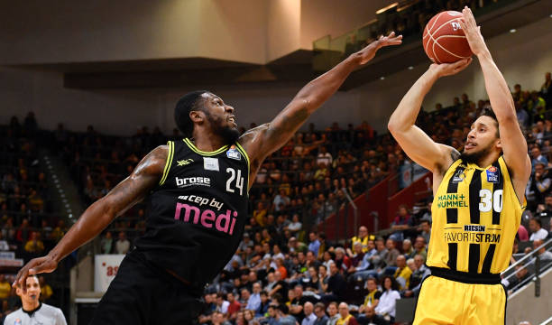 一边是老牌 一边是老牌